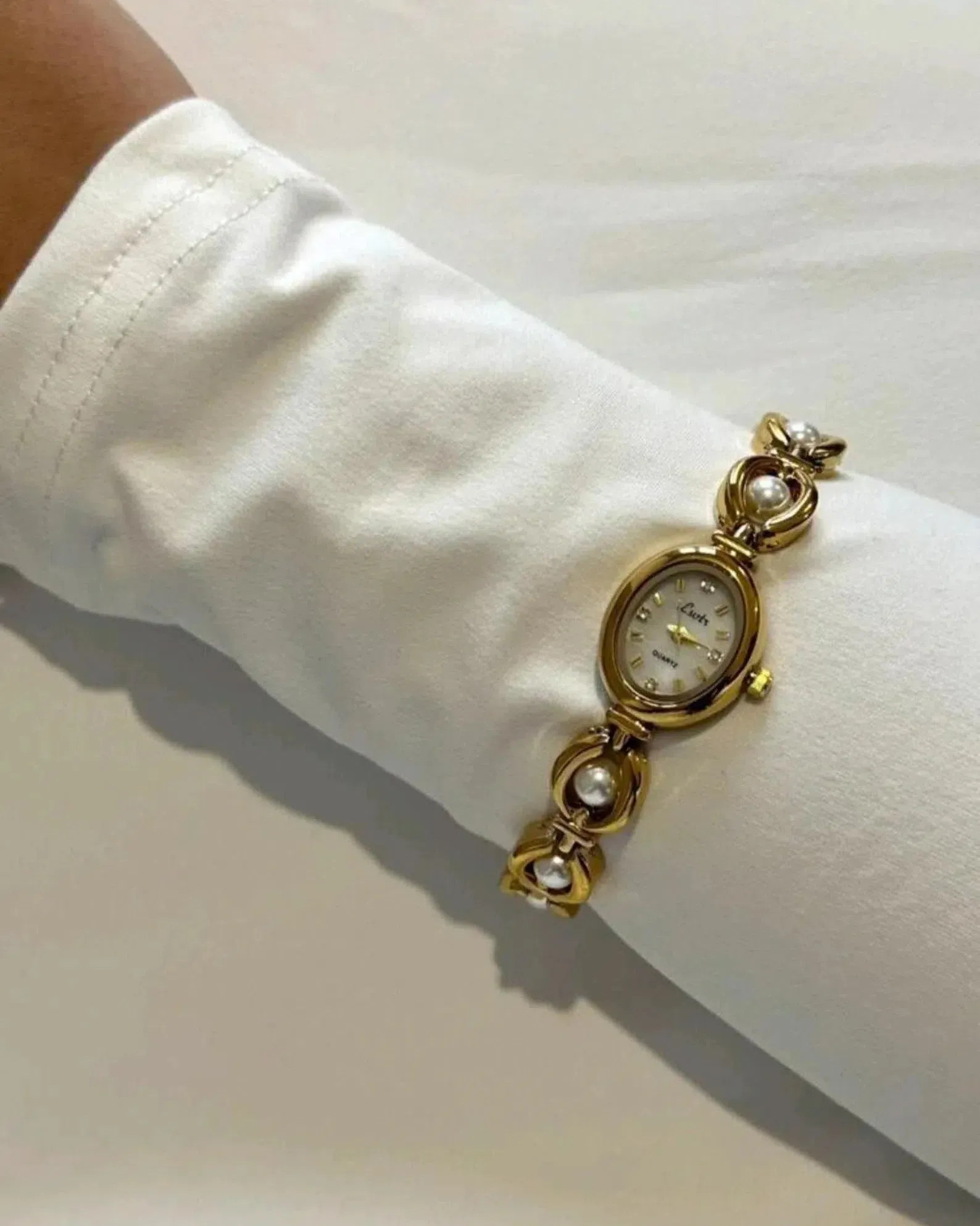 Dorina – Faux pearl details – Vintage watch